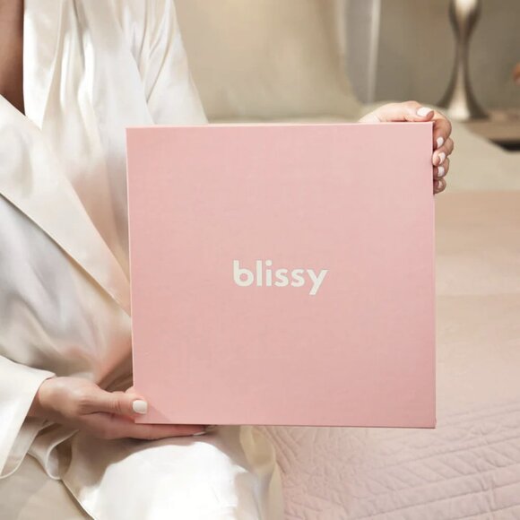 NEW Blissy Queen Silk Pillowcase, Eye Mask, Scrunchie Dream Gift Set - Rose Gold - Picture 8 of 8